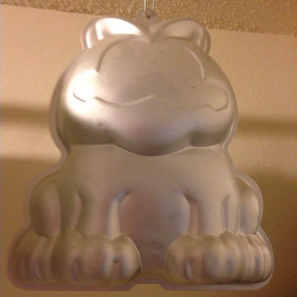 Wilton Garfield 3-D cake pan.